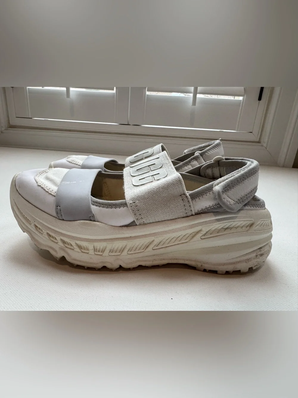 UGG LA Cloud Sport Platform Sandals White Women’s Size 7.5
